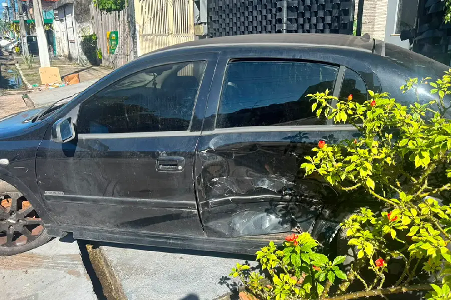 Carro de Marcos Pedroso foi atingido durante a madrugada, após homens rondarem sua casa. Foto: Arquivo Pessoal.