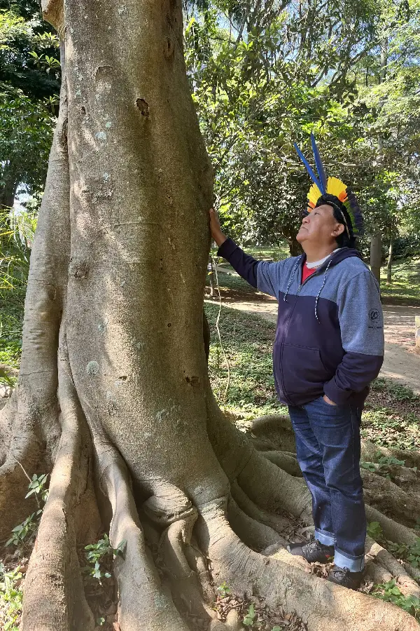 Davi Kopenawa em cena de Kopenawa: Sonhar a Terra-Floresta. O documentário ecoa a voz do xamã e liderança Yanomami, tensionando a linha tênue entre a palavra que antecede a câmera e o olhar de quem a interpreta. Foto: Divulgação/Kopenawa: Sonhar a Terra-Floresta.