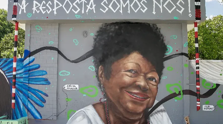 Mural em homenagem a Zélia Amador de Deus no campus da UFPA, em Belém: a presença de intelectuais negras e indígenas transforma o espaço acadêmico. Foto: Alexandre de Moraes/Ascom UFPA.