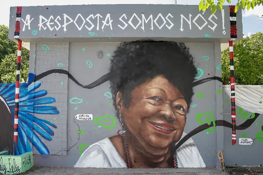 Mural em homenagem a Zélia Amador de Deus no campus da UFPA, em Belém: a presença de intelectuais negras e indígenas transforma o espaço acadêmico. Foto: Alexandre de Moraes/Ascom UFPA.