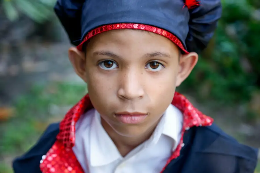 Nas mãos e nos corpos das novas gerações, os cordões populares mantêm acesa uma dramaturgia gestada longe dos palácios coloniais. Foto: Fernando Sette/Comus/Agência Belém.