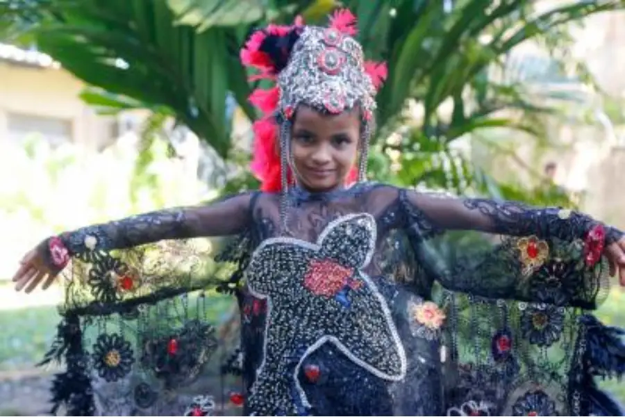 O voo no verão amazônico: a presença das aves no teatro popular reflete tanto a observação ecológica do recuo das chuvas quanto a ancestralidade indígena. Foto: Fernando Sette/Comus/Agência Belém.