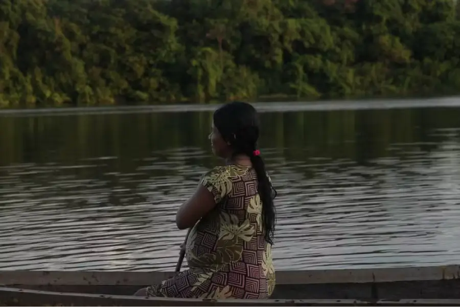 Xingu, Nosso Rio Sagrado, documentário de Angela Gomes, acompanha as transformações e as contradições impostas pela barragem de Belo Monte sobre as águas e os modos de vida tradicionais. Foto: Divulgação/Xingu, Nosso Rio Sagrado.