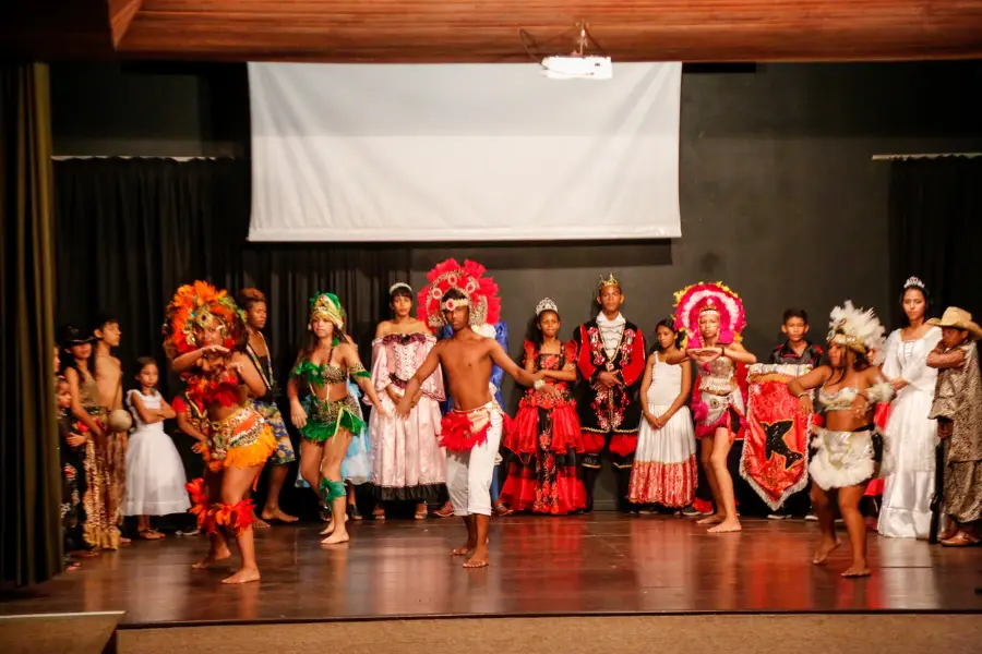 Elenco de Pássaro Junino reúne personagens da nobreza cabocla, figuras indígenas e tipos populares durante mostra cultural em Belém. Foto: Fernando Sette/Comus/Agência Belém.