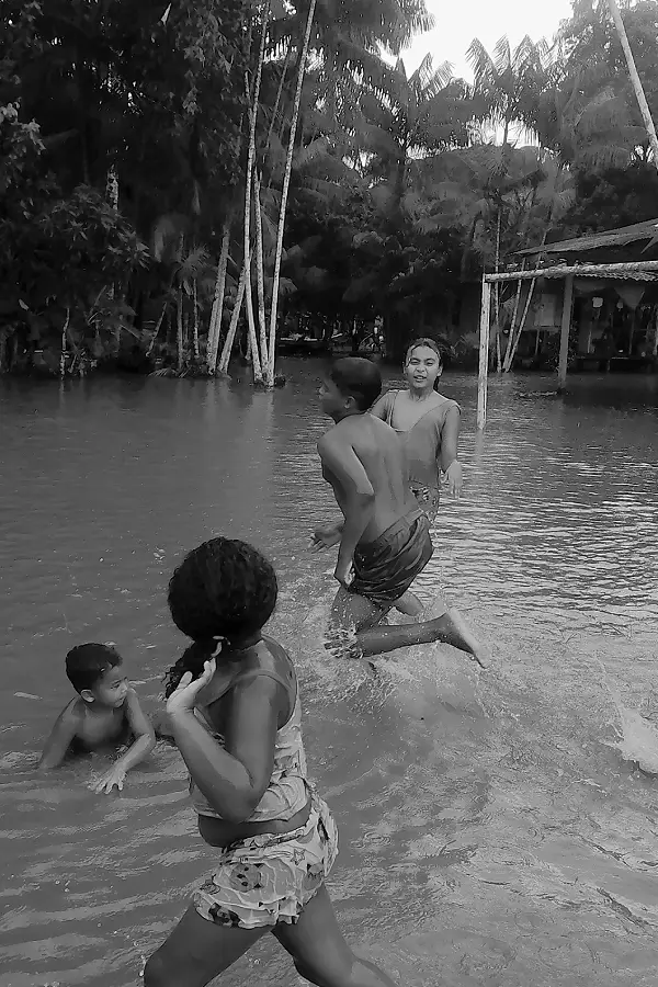 A alegria e o movimento das águas como cultura da infância: nas brincadeiras à beira do rio, as crianças ribeirinhas reafirmam o território não apenas como espaço de sobrevivência, mas como lugar de criação, liberdade e vida plena. Foto: Acervo do projeto O Olhar Que Mora Aqui.