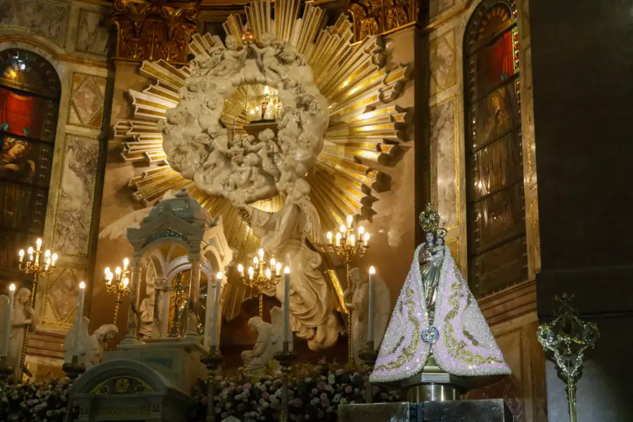 A imagem peregrina de Nossa Senhora de Nazaré brilha no altar principal da Basílica Santuário. O cenário iluminado marca o início e o refúgio espiritual para a grande demonstração de amor e fé do povo amazônida. Foto: Oswaldo Forte/Amazônia Latitude.