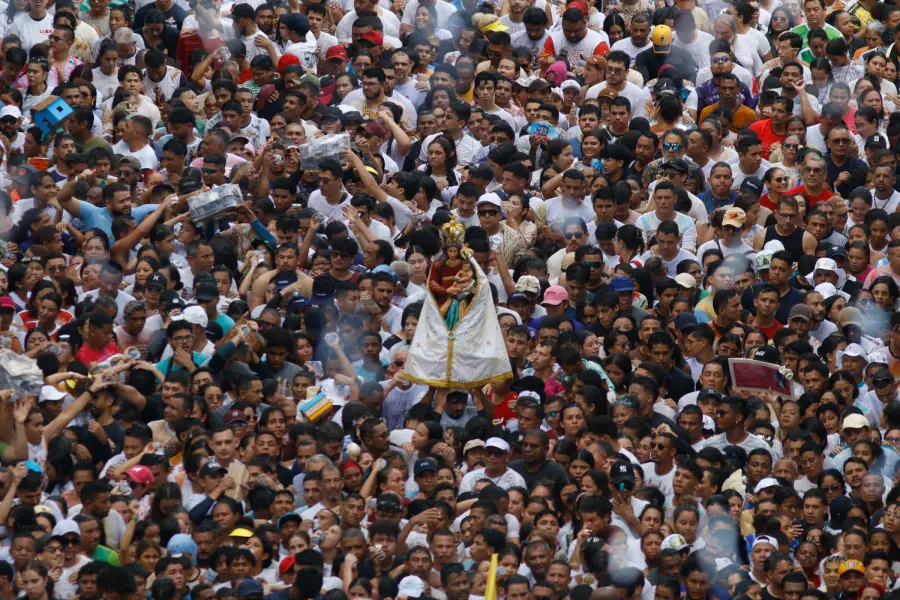 A multidão compacta se transforma em uma massa humana que segue a imagem peregrina, erguida em andor branco no centro da procissão. A foto captura a densidade, a emoção e a escala monumental da maior festa religiosa do Pará. Foto: Oswaldo Forte/Amazônia Latitude.