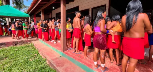 A política institucional encontrada pela vida e pela ancestralidade: eleitores do povo Wajãpi na fila de votação na Aldeia Aramirã (AP), mostrando que o voto indígena carrega a força dos territórios. Foto: Divulgação/TRE-Amapá.