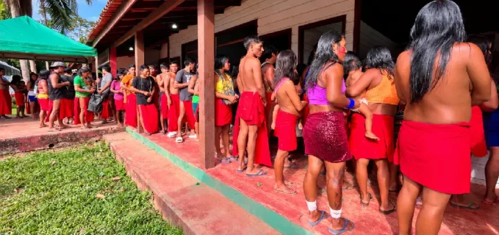 A política institucional encontrada pela vida e pela ancestralidade: eleitores do povo Wajãpi na fila de votação na Aldeia Aramirã (AP), mostrando que o voto indígena carrega a força dos territórios. Foto: Divulgação/TRE-Amapá.
