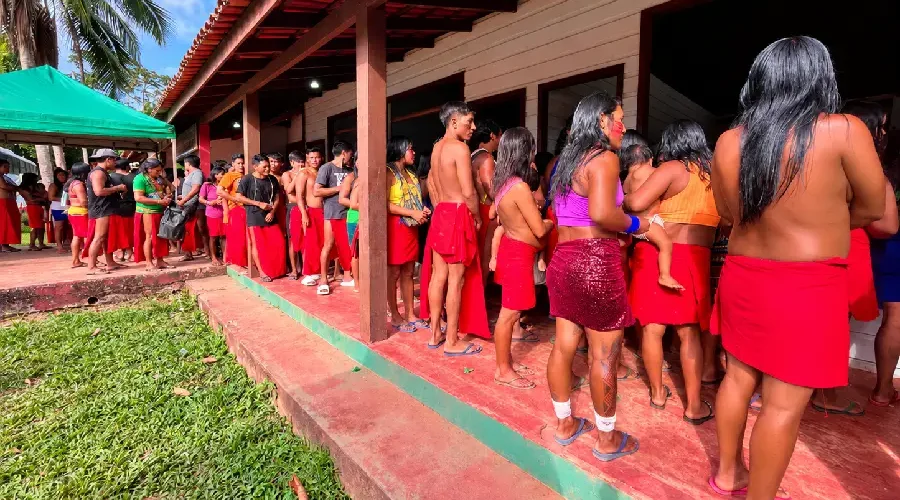 A política institucional encontrada pela vida e pela ancestralidade: eleitores do povo Wajãpi na fila de votação na Aldeia Aramirã (AP), mostrando que o voto indígena carrega a força dos territórios. Foto: Divulgação/TRE-Amapá.