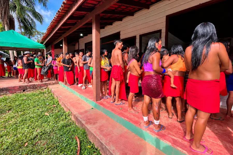 A política institucional encontrada pela vida e pela ancestralidade: eleitores do povo Wajãpi na fila de votação na Aldeia Aramirã (AP), mostrando que o voto indígena carrega a força dos territórios. Foto: Divulgação/TRE-Amapá.