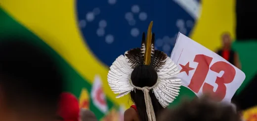 Ainda sub-representados na política, indígenas participaram da mobilização pela reeleição de Lula, reafirmando a luta por seus direitos, territórios e maior participação nas decisões sobre o futuro do Brasil. Foto: Bruno Stuckert/Amazônia Latitude.