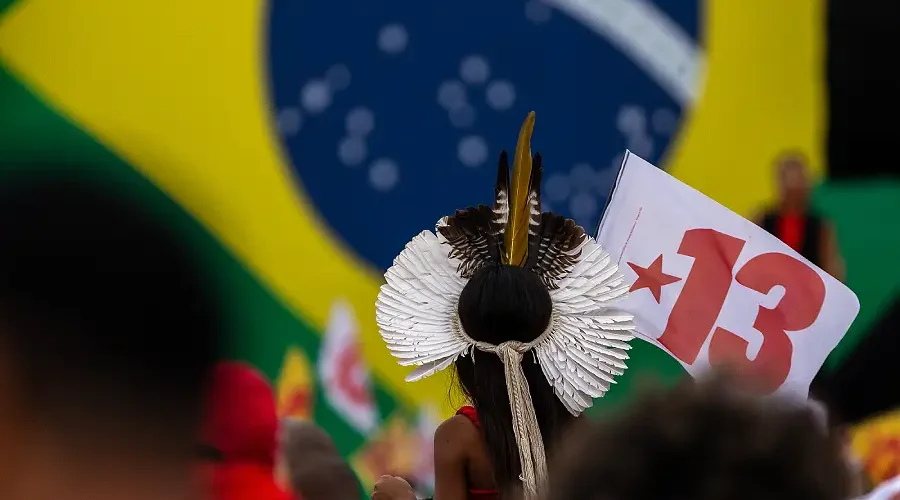 Ainda sub-representados na política, indígenas participaram da mobilização pela reeleição de Lula, reafirmando a luta por seus direitos, territórios e maior participação nas decisões sobre o futuro do Brasil. Foto: Bruno Stuckert/Amazônia Latitude.