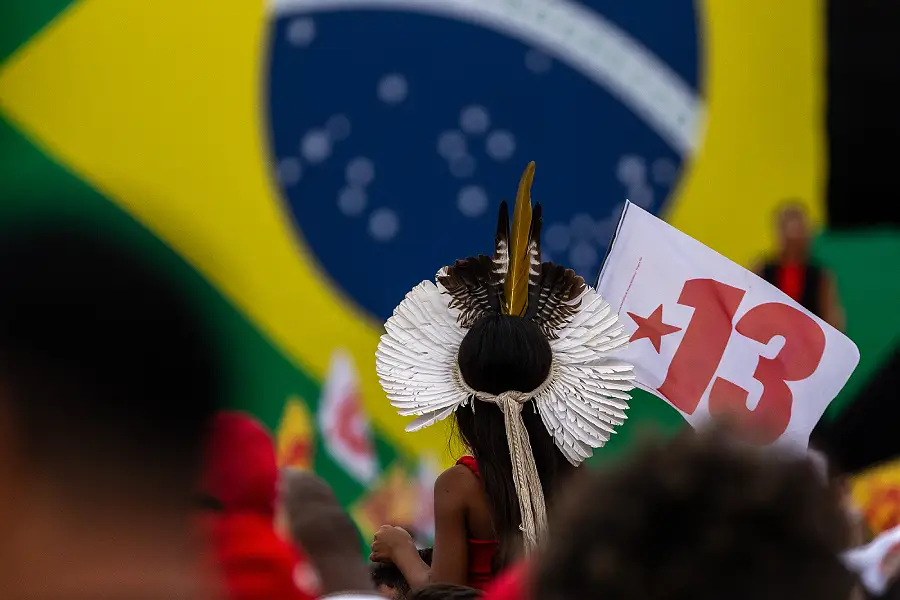 Ainda sub-representados na política, indígenas participaram da mobilização pela reeleição de Lula, reafirmando a luta por seus direitos, territórios e maior participação nas decisões sobre o futuro do Brasil. Foto: Bruno Stuckert/Amazônia Latitude.