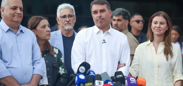 Em constante atrito com a imprensa, Flávio Bolsonaro personifica as ameaças apontadas pelo editorial à democracia e à liberdade de expressão. A tensão entre o grupo político retratado e os pilares institucionais do país permanece como um alerta latente. Foto: Valter Campanato/Agência Brasil.