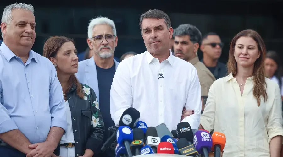 Em constante atrito com a imprensa, Flávio Bolsonaro personifica as ameaças apontadas pelo editorial à democracia e à liberdade de expressão. A tensão entre o grupo político retratado e os pilares institucionais do país permanece como um alerta latente. Foto: Valter Campanato/Agência Brasil.