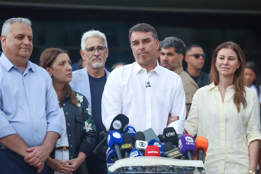 Em constante atrito com a imprensa, Flávio Bolsonaro personifica as ameaças apontadas pelo editorial à democracia e à liberdade de expressão. A tensão entre o grupo político retratado e os pilares institucionais do país permanece como um alerta latente. Foto: Valter Campanato/Agência Brasil.