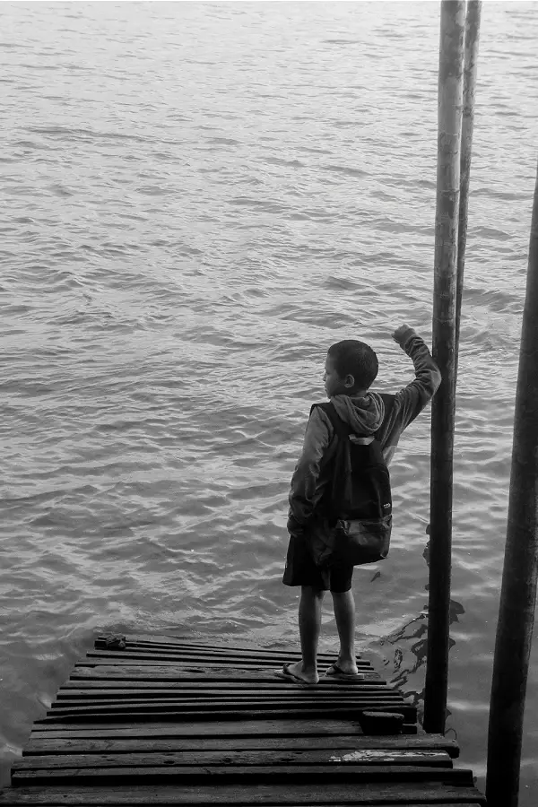 Entre a mochila e o rio, o cotidiano da travessia: olhar o horizonte das águas é exercitar a capacidade de aspirar e de desenhar os caminhos que ainda estão por vir. Foto: Acervo do projeto O Olhar Que Mora Aqui.