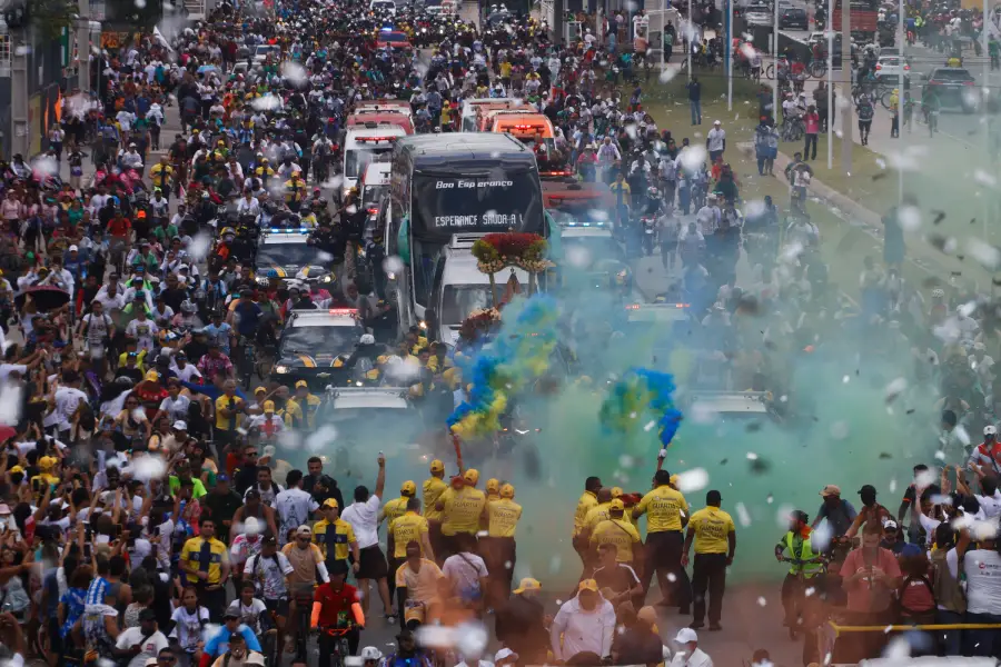 Entre fumaças coloridas, papel picado e uma multidão de fieis que avança pelas ruas e avenidas, o traslado transforma a cidade em um imenso corredor de festa, onde o asfalto é tomado pela força da devoção e da alegria coletiva. Foto: Oswaldo Forte/Amazônia Latitude.