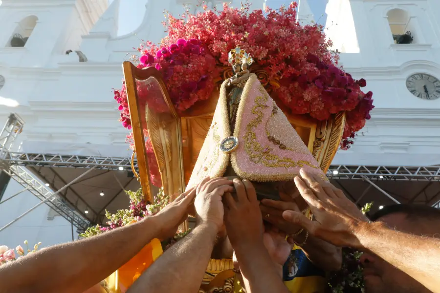 Fieis sustentam sustentar a imagem peregrina e sua grandiosa coroa de flores vermelhas e orquídeas, num instante de intensa comunhão e esforço coletivo diante da fachada histórica da Basílica Santuário. Foto: Oswaldo Forte/Amazônia Latitude.