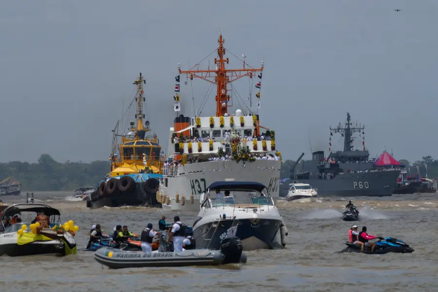 Nas águas da Baía do Guajará, a grandiosidade do Círio Fluvial: navios da Marinha, lanchas e embarcações contornam a imensidão dos rios para conduzir a imagem sagrada em um cortejo que une a fé amazônida à força das águas. Foto: Oswaldo Forte/Amazônia Latitude.