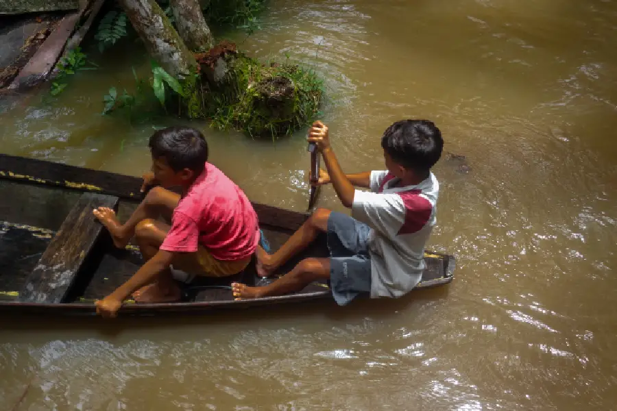Navegar é a primeira gramática da infância na ilha: nas águas do Combu, o rio não é apenas caminho ou paisagem, mas o próprio território onde se aprende a traçar o futuro. Foto: Acervo do projeto O Olhar Que Mora Aqui.