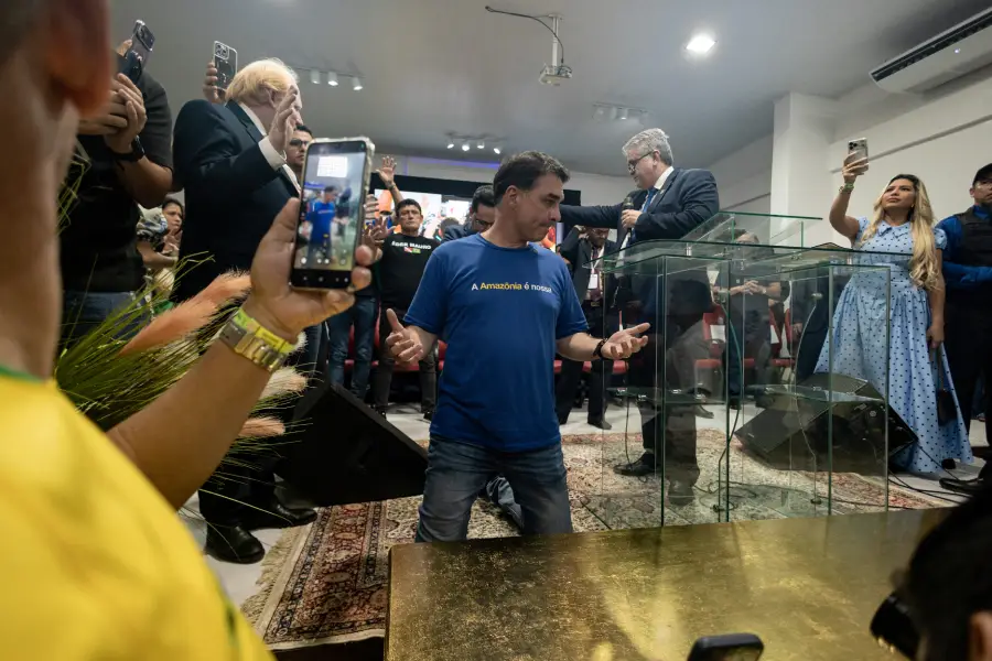 Numa campanha evangélica, Flávio Bolsonaro adota o discurso da guerra espiritual, apresentando as crenças punitivas radicais como salvação e reproduzindo o autoritarismo religioso que desmantela os direitos territoriais na América Latina. Foto: Marcio Nagano/Sumaúma.