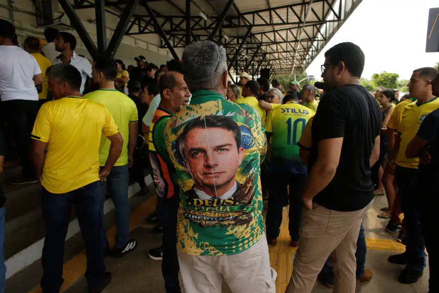 Para governar, Flávio Bolsonaro não precisa se tornar uma réplica do pai. Ele se apresenta como uma continuidade de um radicalismo que é cada vez mais normalizado, pois se infiltra na vida pública disfarçado de hábito. Raimundo Paccó/Sumaúma.