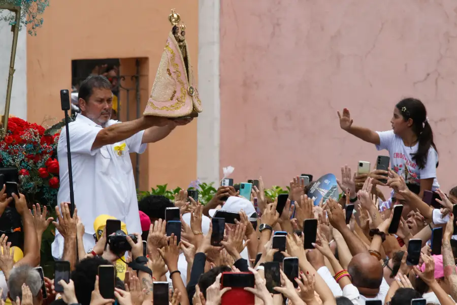 Por todos os lados, devotos erguem a imagem peregrina sobre os romeiros e mãos suplicantes. Pessoas de todas as idades participam do encontro íntimo entre o sagrado e a devoção popular.Foto: Oswaldo Forte/Amazônia Latitude.