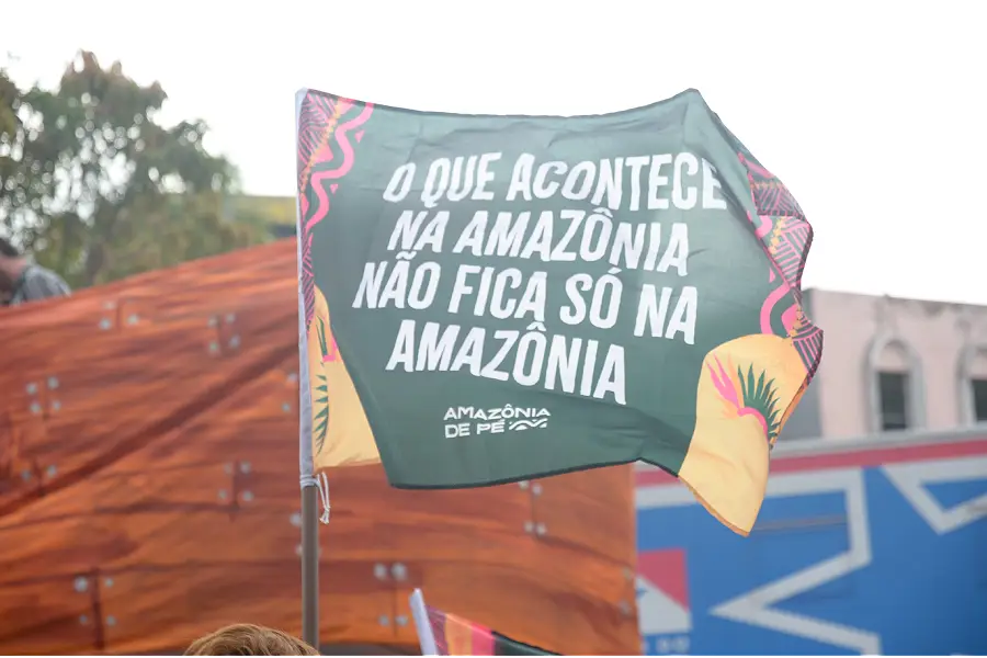 Proteger a Amazônia exige mais do que mecanismos voluntários de mercado; exige respeito integral à soberania indígena, fortalecimento institucional dos órgãos ambientais e indigenistas e o fim decisivo da extração predatória de recursos. Foto: Alice Palmeira/Amazônia Latitude.