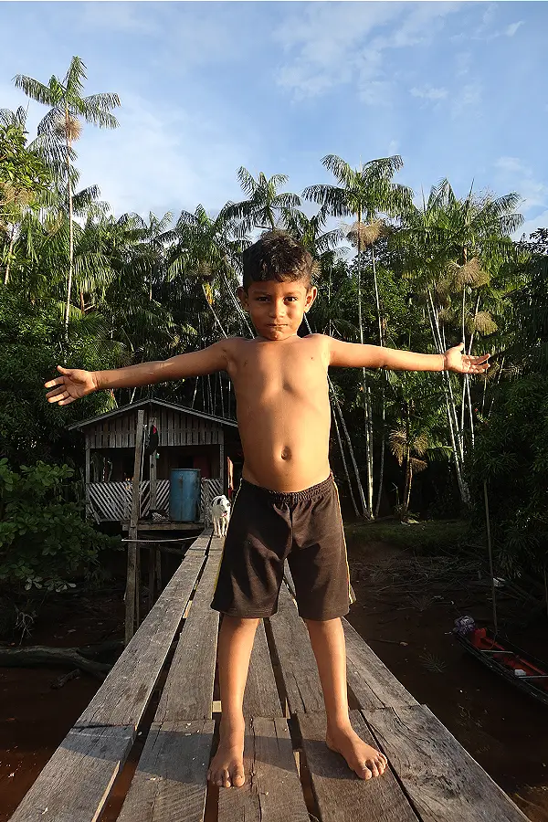 Quando a infância ribeirinha assume a lente, o cotidiano deixa de ser paisagem para se tornar autoria. Foto: Acervo do projeto O Olhar Que Mora Aqui.