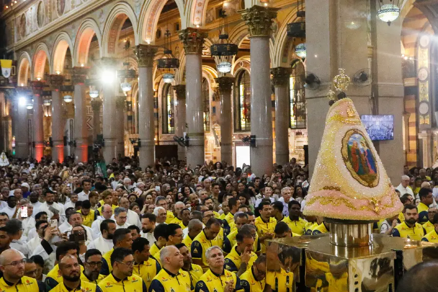 Sob a arquitetura da Basílica e cercada por devotos , a imagem peregrina destaca-se em primeiro plano, abençoando a multidão reunida na solene apresentação do manto. Foto: Oswaldo Forte/Amazônia Latitude.