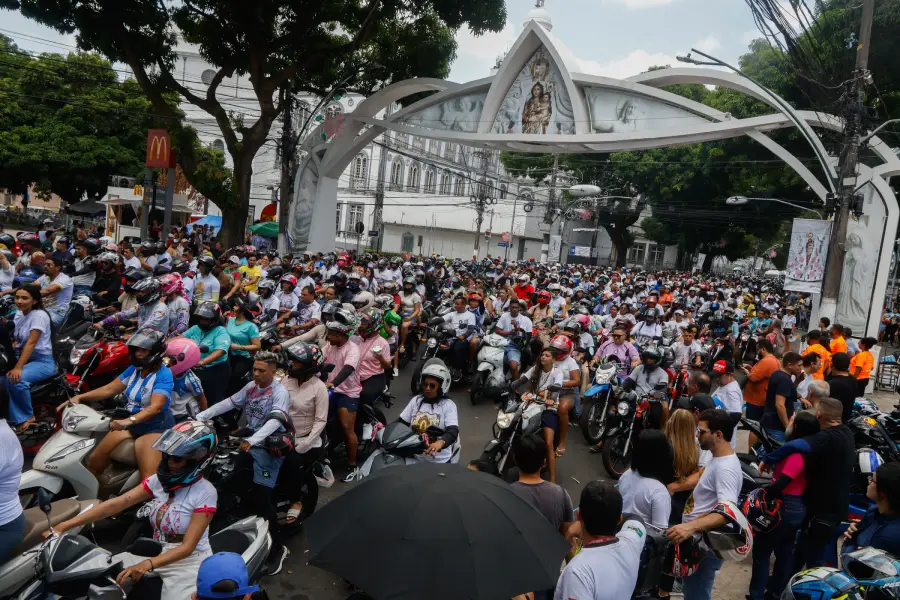 Sob o arco monumental e em meio a uma imensidão de capacetes e motores, a Moto Romaria toma as ruas de Belém num ronco festivo, unindo a velocidade da cidade à cadência da fé. Foto: Oswaldo Forte/Amazônia Latitude.