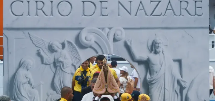 Sob o manto da fé e a grandiosidade da tradição: a emoção toma conta das ruas de Belém na abertura de mais um capítulo de devoção do povo amazônida. Foto: Oswaldo Forte/Amazônia Latitude.