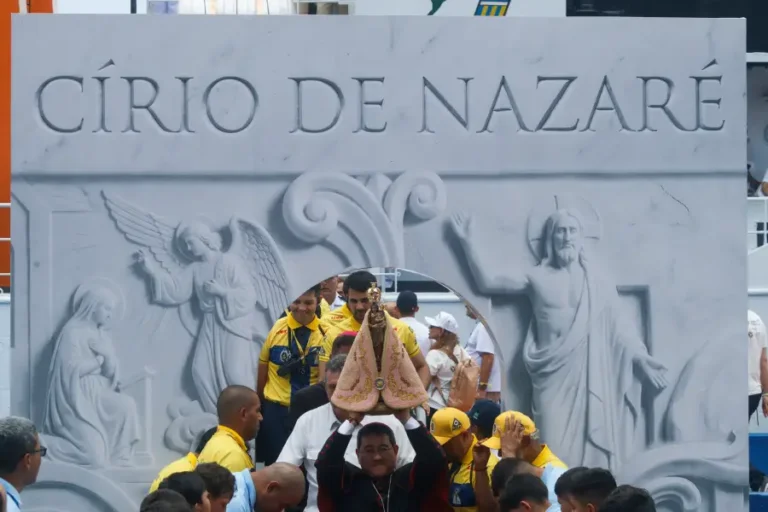 Sob o manto da fé e a grandiosidade da tradição: a emoção toma conta das ruas de Belém na abertura de mais um capítulo de devoção do povo amazônida. Foto: Oswaldo Forte/Amazônia Latitude.
