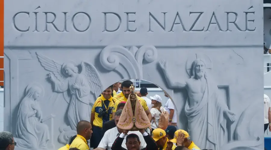 Sob o manto da fé e a grandiosidade da tradição: a emoção toma conta das ruas de Belém na abertura de mais um capítulo de devoção do povo amazônida. Foto: Oswaldo Forte/Amazônia Latitude.