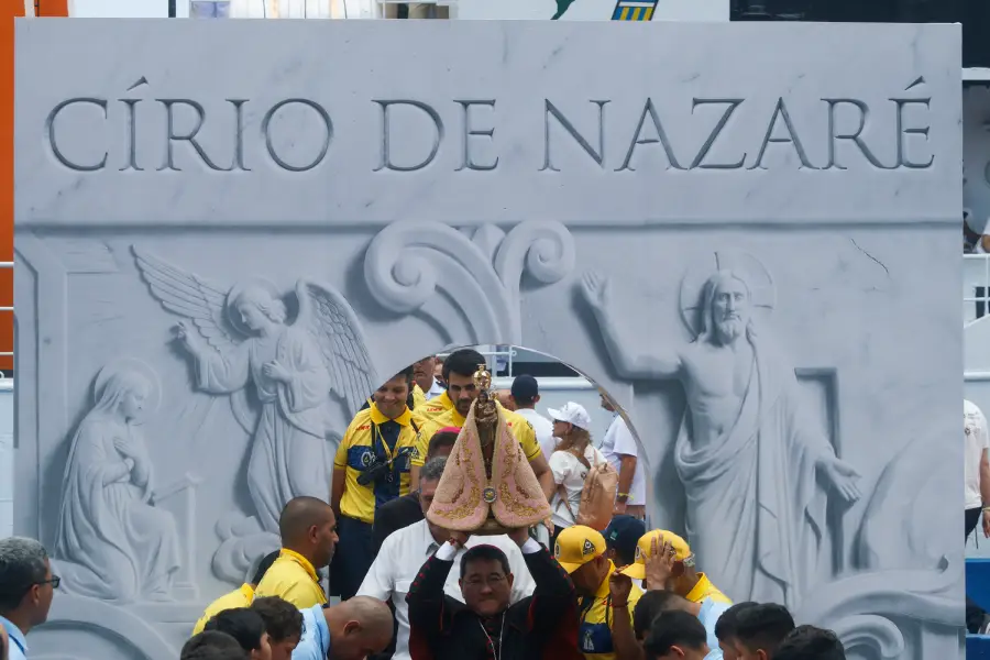 Sob o manto da fé e a grandiosidade da tradição: a emoção toma conta das ruas de Belém na abertura de mais um capítulo de devoção do povo amazônida. Foto: Oswaldo Forte/Amazônia Latitude.