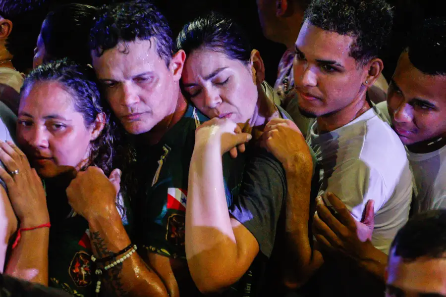Unidos corpo a corpo e banhados pelo suor, devotos fecham uma corrente de proteção e acolhimento mútuo, encontrando na força coletiva o amparo para seguir na procissão. Foto: Oswaldo Forte/Amazônia Latitude.